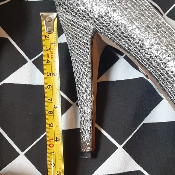 * Badgley mischka silver sparkle peep toe heels, size 8 - Picture 4 of 12